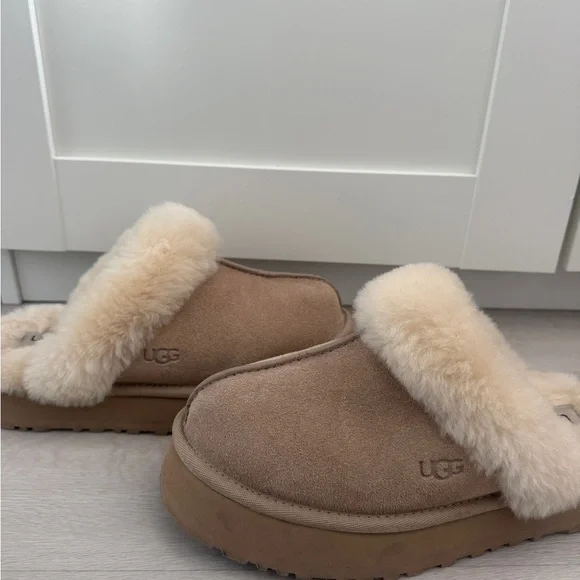 UGG Women's Cream and Tan Sheepskin Slippers on platform - Picture 3 of 9